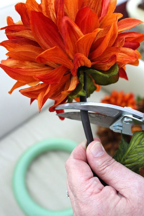 easy fall wreath in 5 minutes, crafts, seasonal holiday decor, wreaths