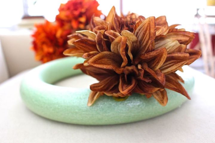 easy fall wreath in 5 minutes, crafts, seasonal holiday decor, wreaths