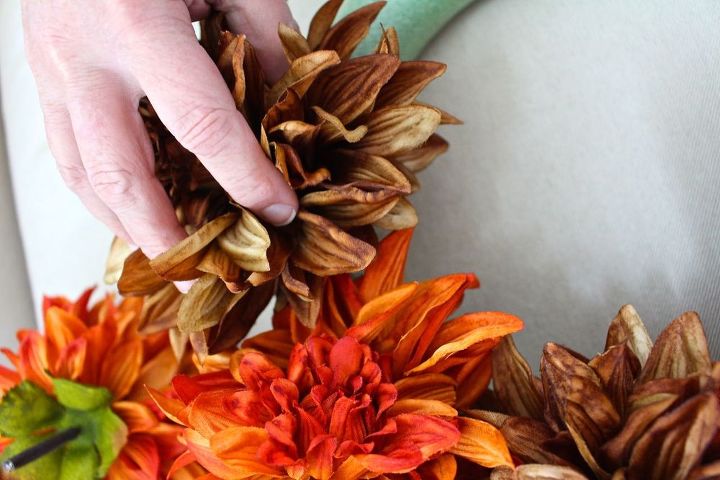 easy fall wreath in 5 minutes, crafts, seasonal holiday decor, wreaths