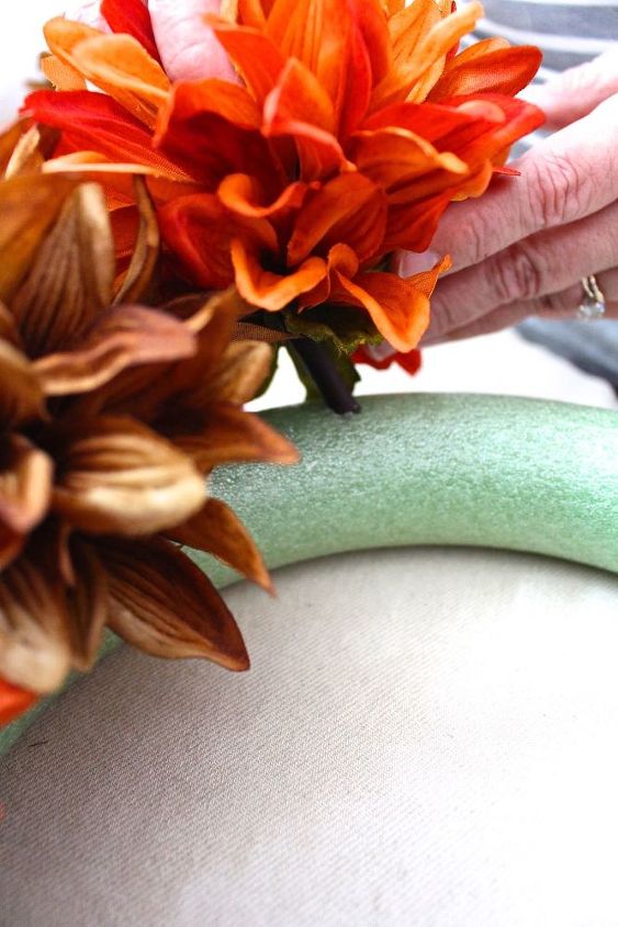 easy fall wreath in 5 minutes, crafts, seasonal holiday decor, wreaths