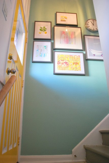 un pasillo de escalera de bricolaje con alfombras de ikea
