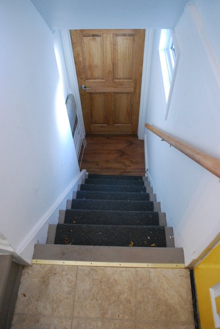 um corredor de escada diy usando tapetes da ikea