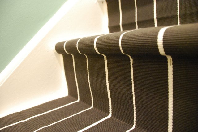 un pasillo de escalera de bricolaje con alfombras de ikea