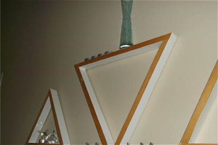 diy estantes decorativos de madera en forma de triangulo