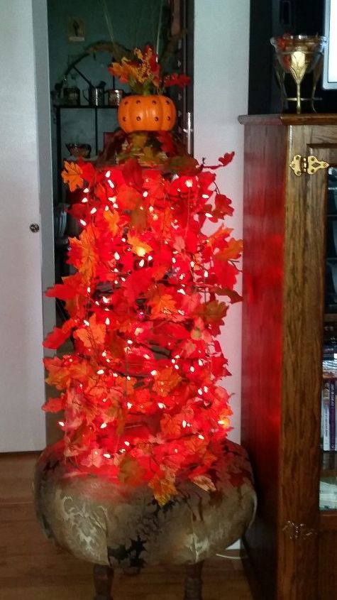 seasonal tomato cage tree, repurposing upcycling, seasonal holiday decor