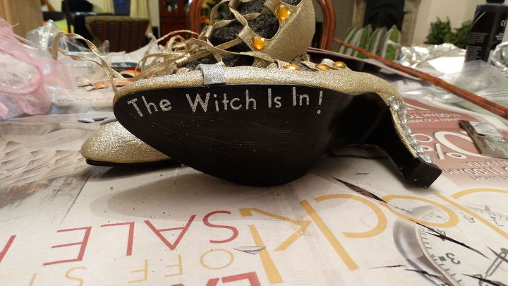 decorao de halloween com sapatos de bruxa