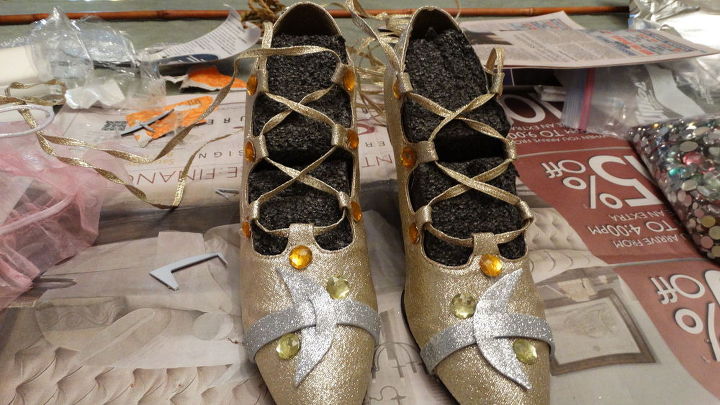 witch shoes halloween decoration, halloween decorations, repurposing upcycling, seasonal holiday decor