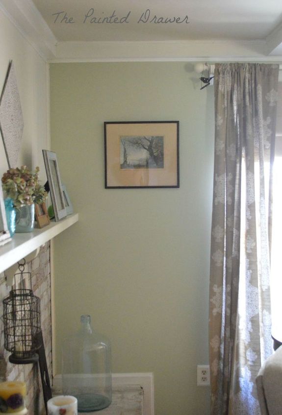 um quarto em guilford green com tijolos caiados de branco e achados de brechs