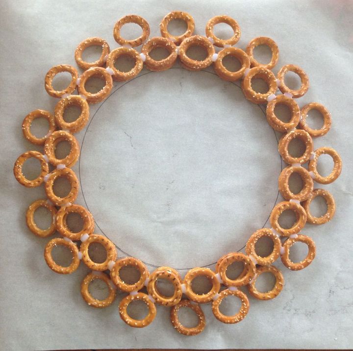 lazos en una corona de pretzels