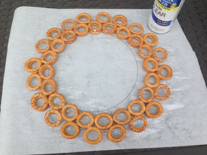 lazos en una corona de pretzels
