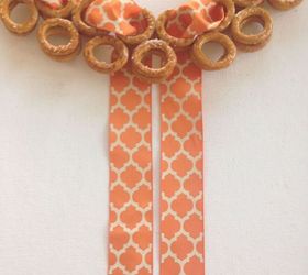 bows on a pretzel wreath, crafts, repurposing upcycling, seasonal holiday decor