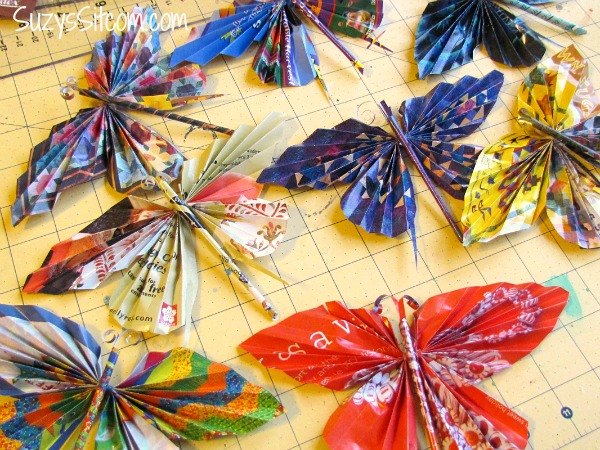 guirnalda de mariposas recicladas