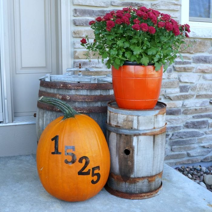 painted house number pumpkin and fall front porch, crafts, porches, seasonal holiday decor