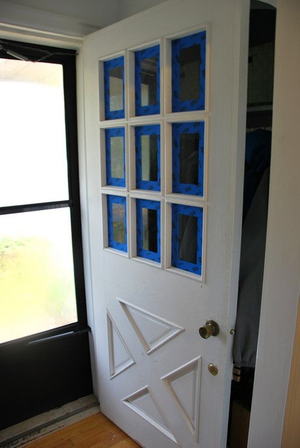 una puerta delantera turquesa de bricolaje