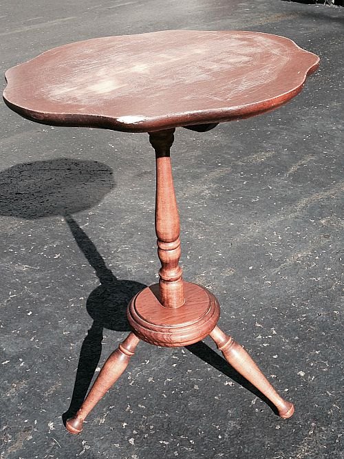 mesa pintada geomtrica