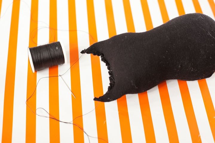 artesanato de halloween de 15 minutos gato de meia preta assustador