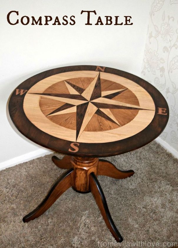 mesa de brujula de bricolaje hecha con paneles de madera para el suelo