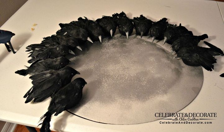 crea una corona de halloween con cuervos espeluznantes
