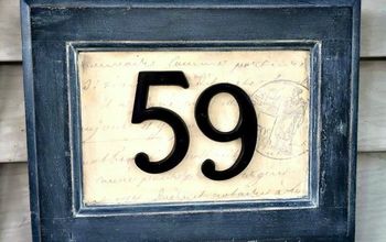 Números de casa en la puerta del armario