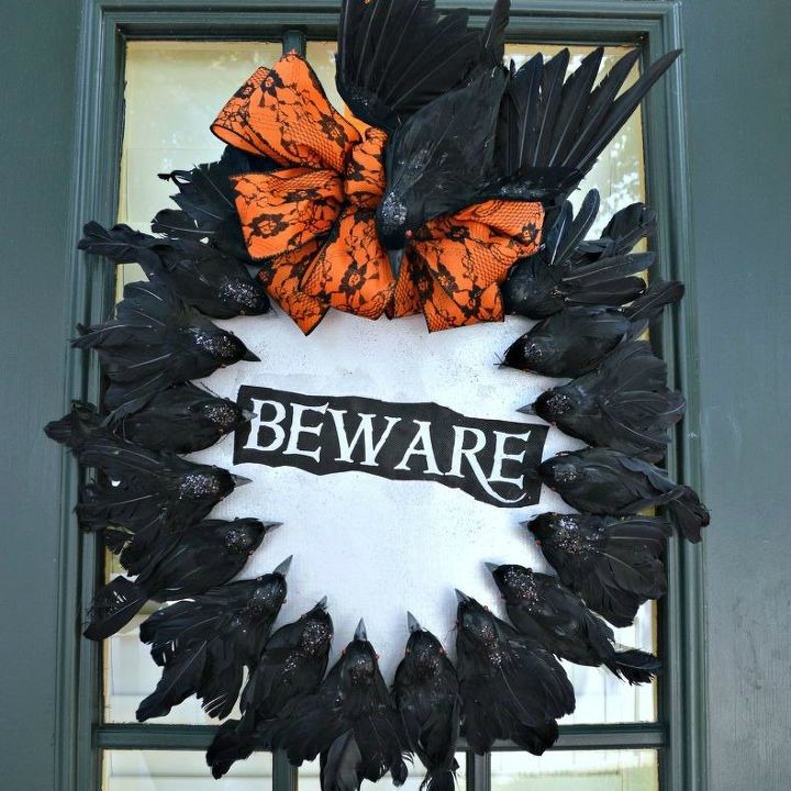 9 grinaldas de halloween divertidas e estranhas da loja do dlar, Crie uma guirlanda de Halloween com corvos assustadores