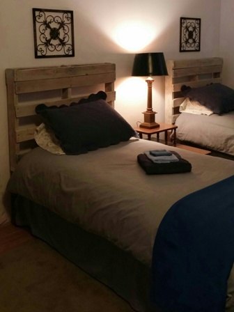 palet grande gratis convertido en cabecero de cama rustica para gemelos