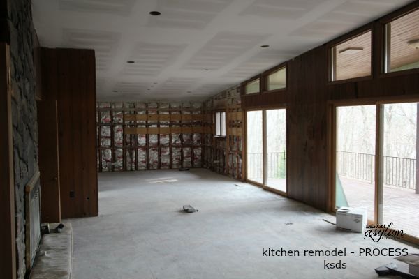 uma cozinha completa e remodelada