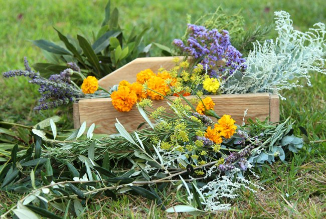 dollar store hack laudry basket into wreath makers, crafts, repurposing upcycling, seasonal holiday decor, wreaths