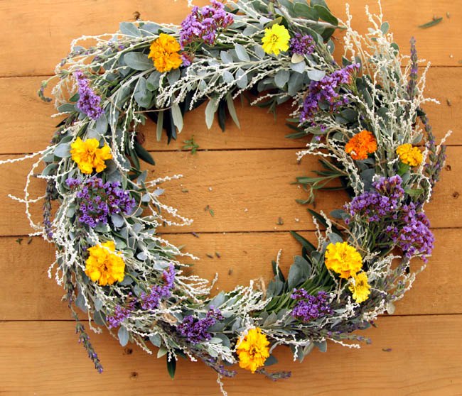 dollar store hack laudry basket into wreath makers, crafts, repurposing upcycling, seasonal holiday decor, wreaths