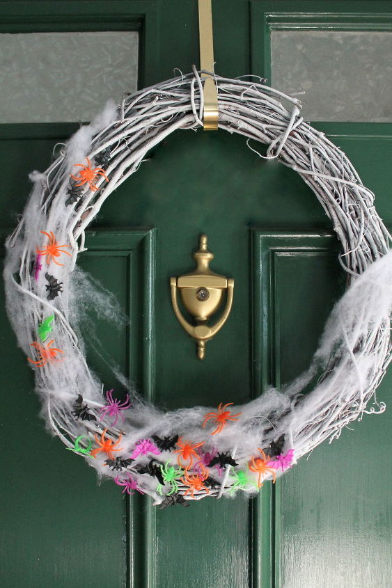 a creepy crawly halloween wreath in just two steps, crafts, halloween decorations, seasonal holiday decor, wreaths
