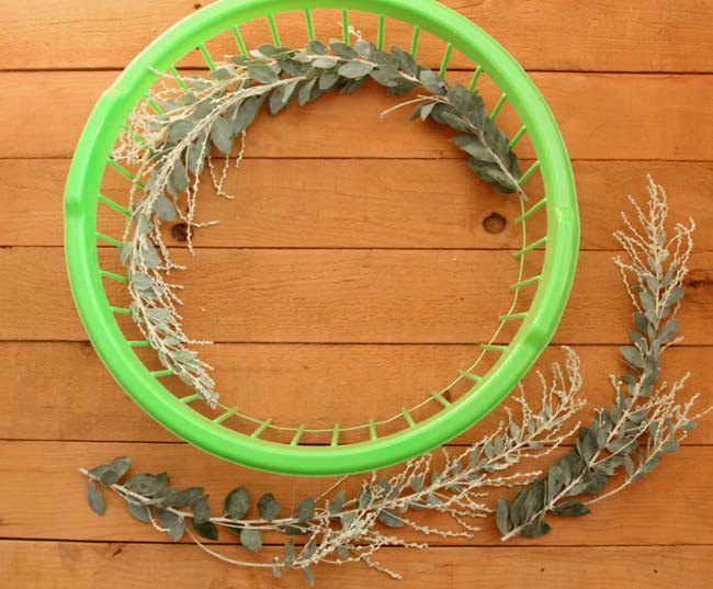dollar store hack laudry basket into wreath makers, crafts, repurposing upcycling, seasonal holiday decor, wreaths