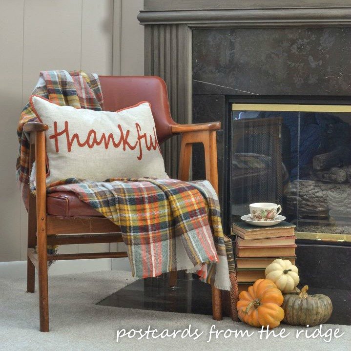 s 19 fast and fresh ways to spruce up your fall home, home decor, seasonal holiday decor, Lay Out Thick Throw Blankets