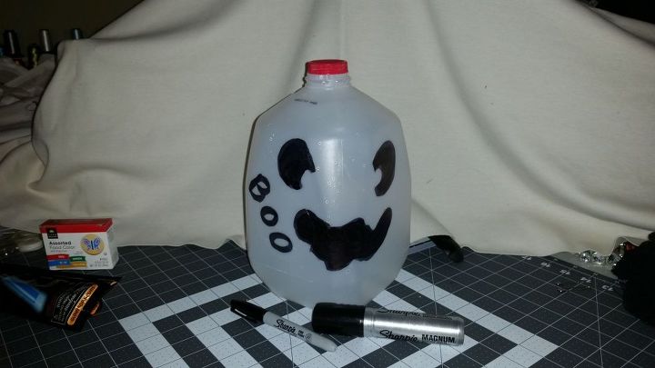 decoracion de halloween con una jarra de leche reciclada