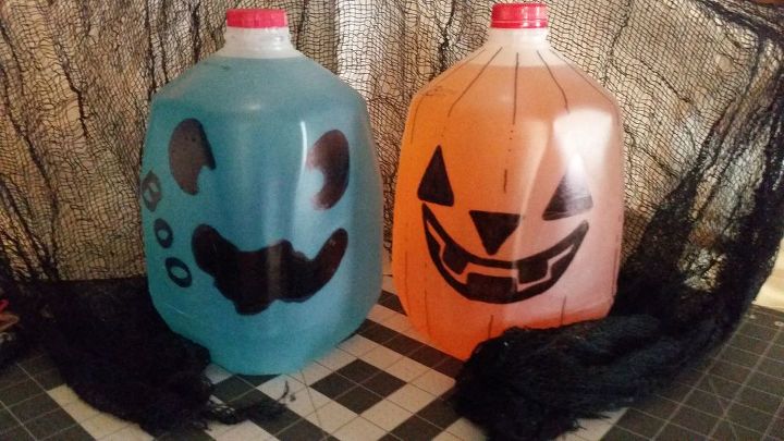 decoracion de halloween con una jarra de leche reciclada