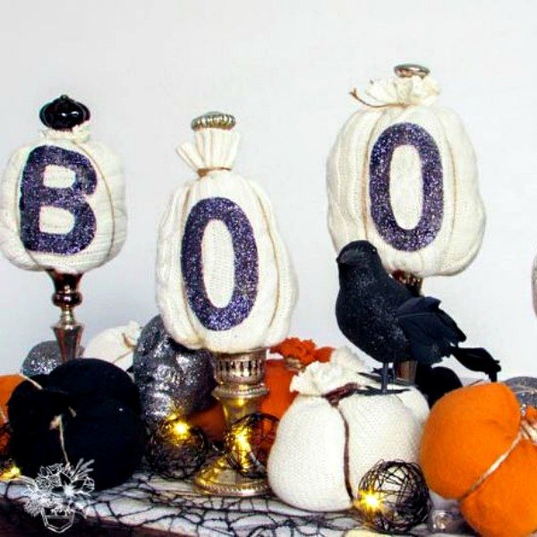 8 espeluznantes decoraciones de halloween hechas con cosas inesperadas, Calabazas de peluche p lidas