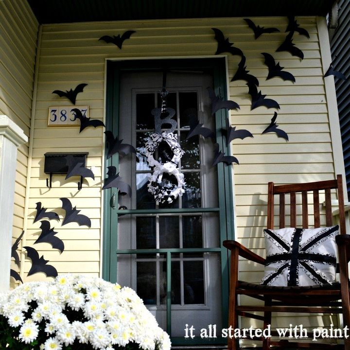 slo se necesitan 10 minutos para asustar a tus vecinos as es como, Murci lagos en la decoraci n de la puerta para Halloween