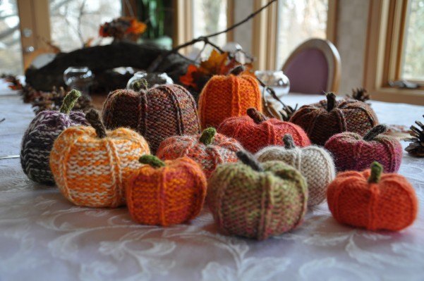 knit your own pumpkin patch for decorating, crafts, seasonal holiday decor