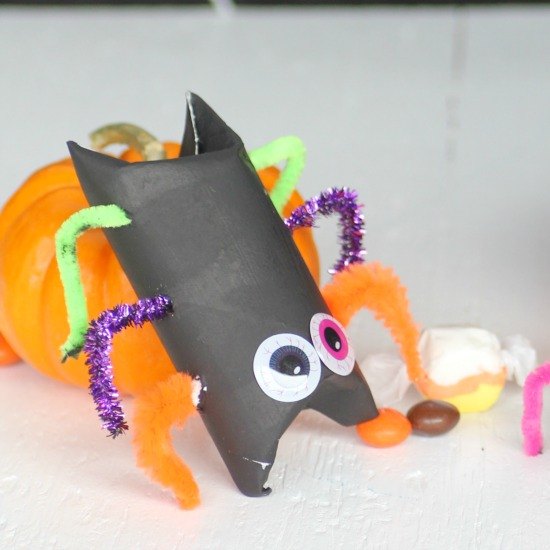 manualidad infantil de halloween araas de papel higinico rellenas de caramelos