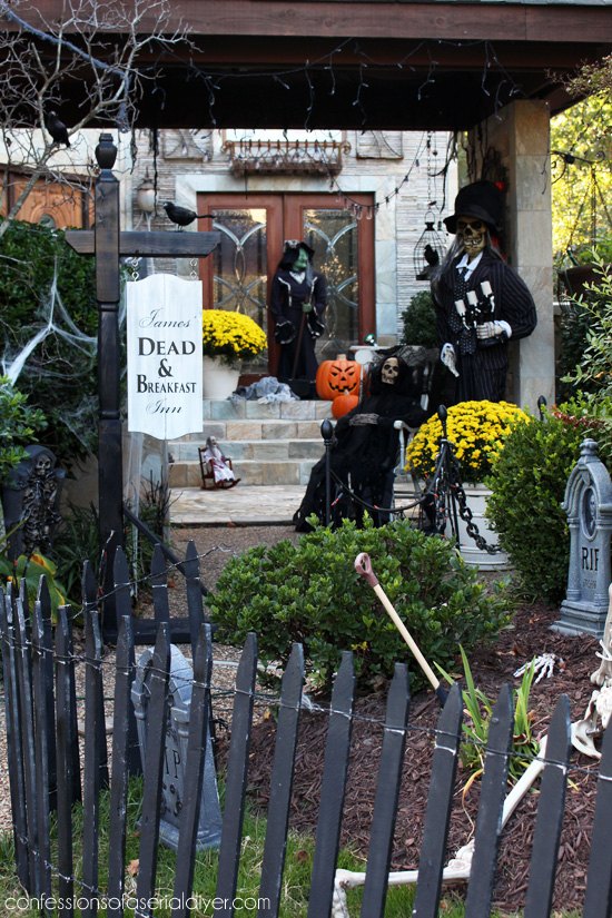 diy halloween sign, crafts, halloween decorations, seasonal holiday decor