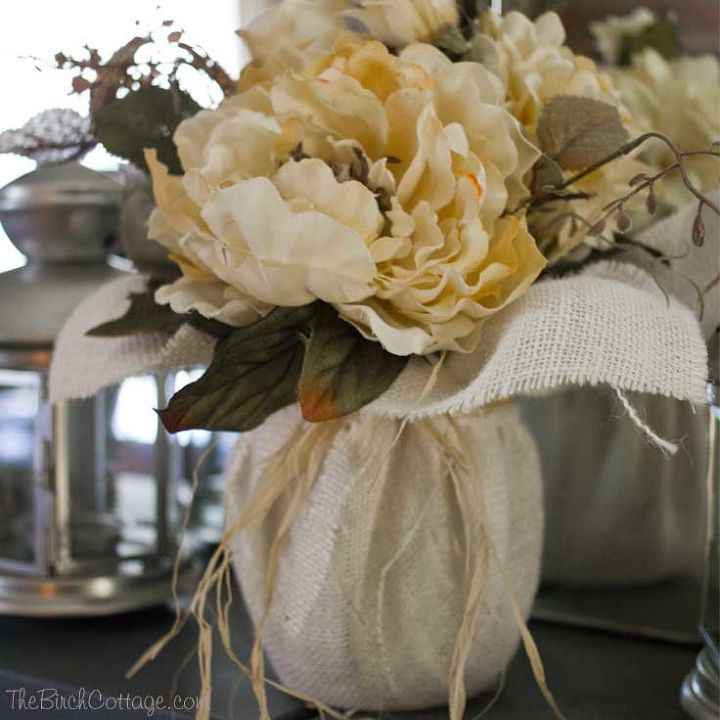 centro de mesa otoal con flores de arpillera