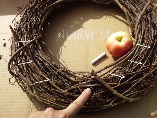 harvest apples on a shelf wreath, crafts, seasonal holiday decor, shelving ideas, wreaths