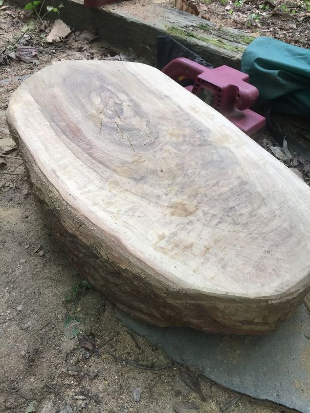 um pedao de madeira livre atado para transform lo em um banquinho, mesa de carvalho