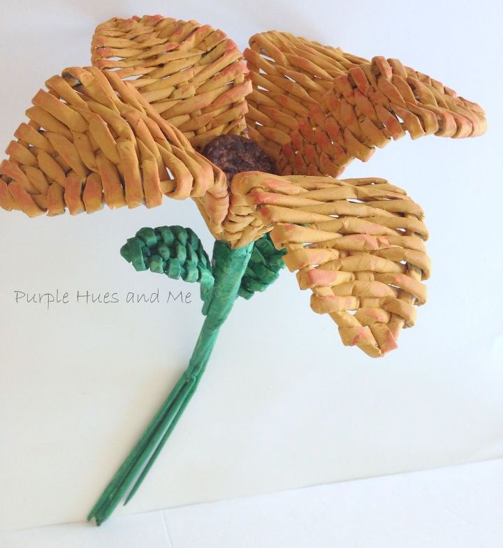 flor tejida de papel de peridico reciclado