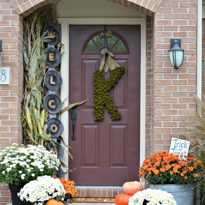 s these bloggers want to turn your home into a fall fantasy land, crafts, halloween decorations, home decor, seasonal holiday decor, thanksgiving decorations, Make a Giant Welcome Sign from Baskets