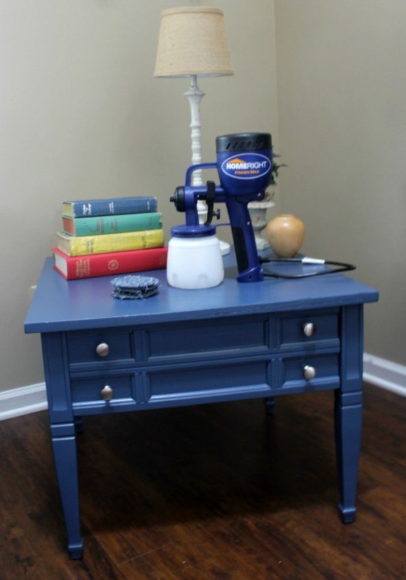 mesa auxiliar pintada en azul marino