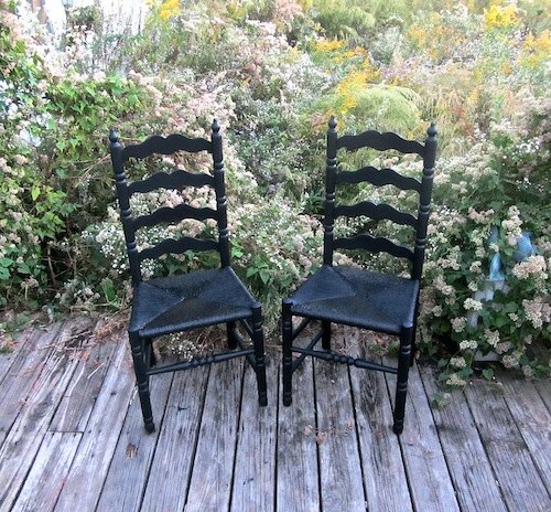 sillas negras con respaldo de escalera