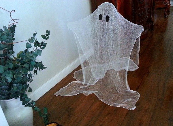 cute cheesecloth ghosts so easy, crafts, halloween decorations, I think this one looks like E T