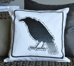 15 lindos y espeluznantes diseos de almohadones que puedes pintar en este momento, Haz un espeluznante cuervo de Edgar Allen