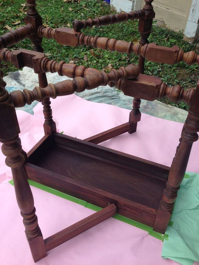 mesa antigua con patas de portn