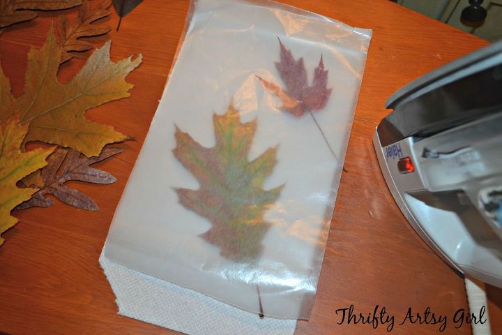 como preservar facilmente as folhas de outono com um ferro e papel de cera