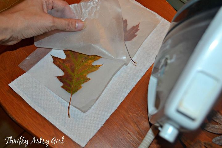 como preservar facilmente as folhas de outono com um ferro e papel de cera
